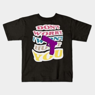 Don't worry, I won't hurt you. A purple gun on the background of a colorful inscription Kids T-Shirt